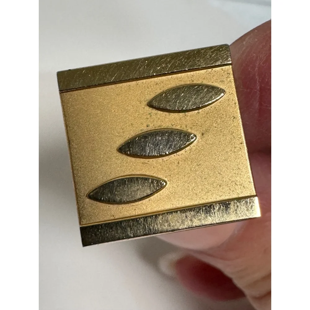Men's vintage Unbranded Cufflinks Set of 2 pair Gold-tone and Silver-tone.